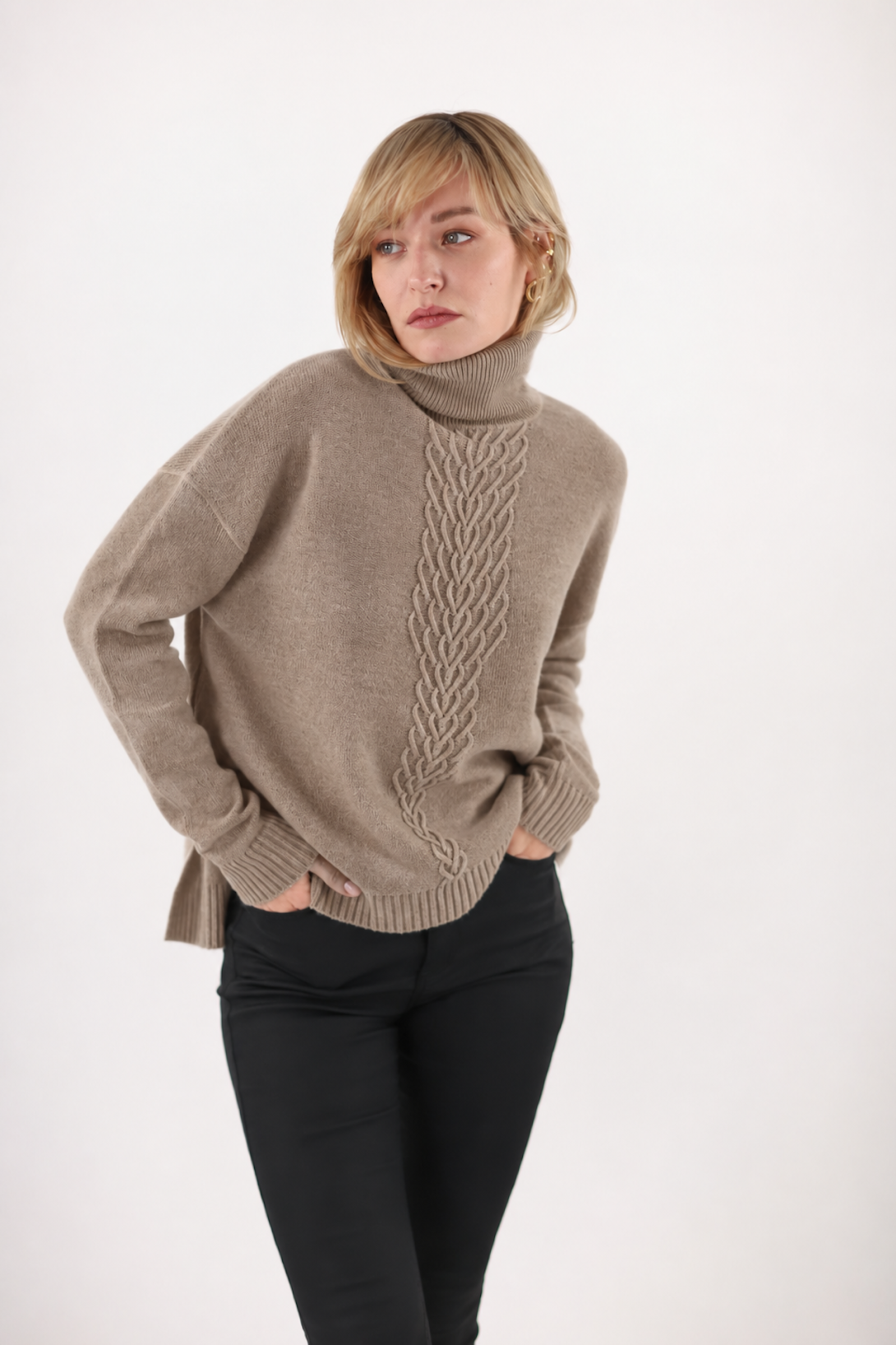 Pull col roulé torsades au milieu