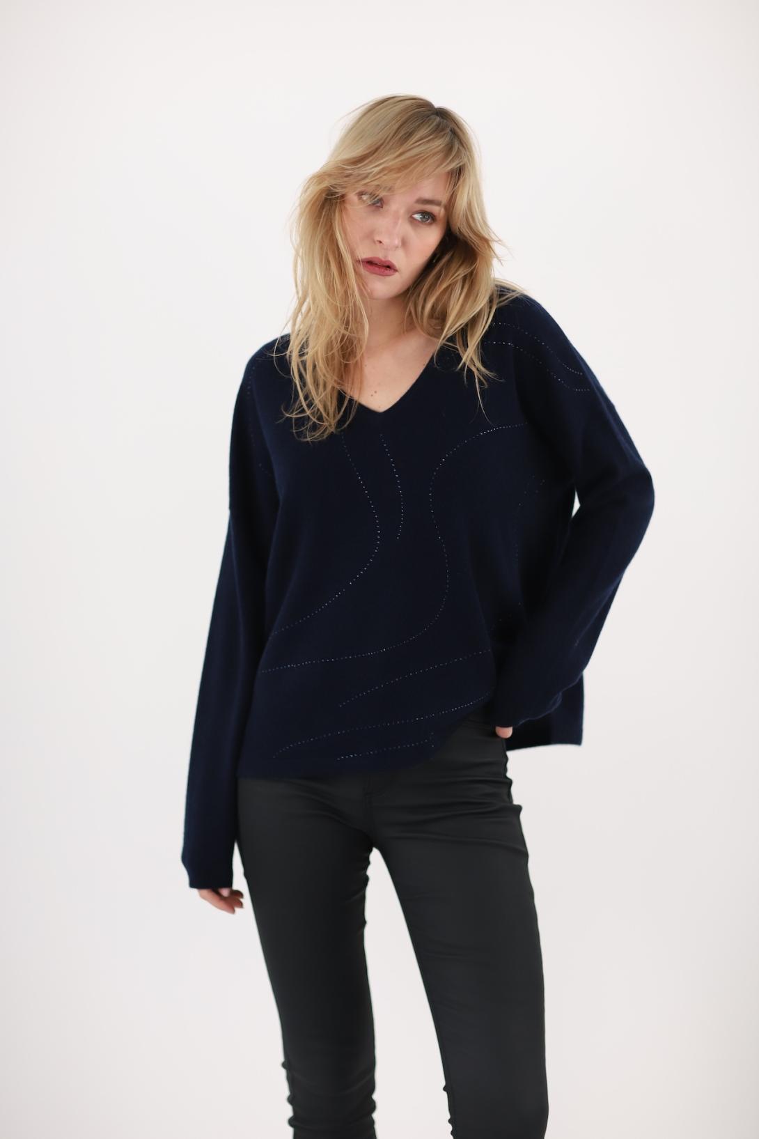 Pull col V lignes strass