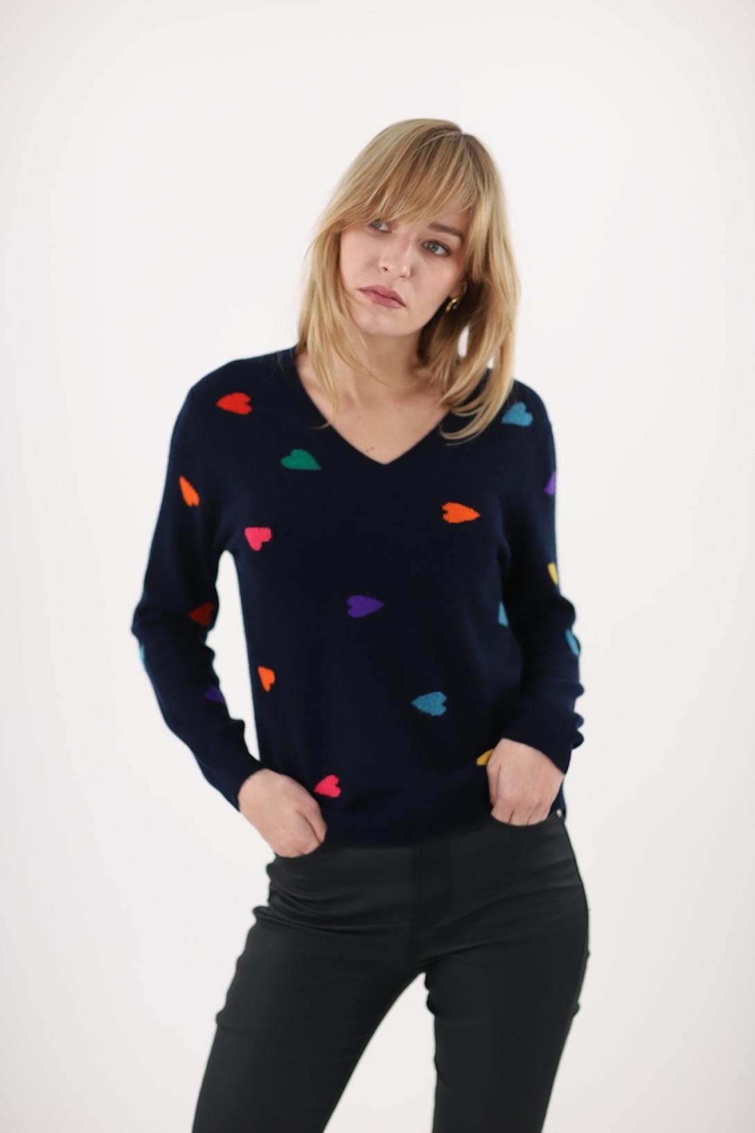 Pull col V petits coeurs colorés