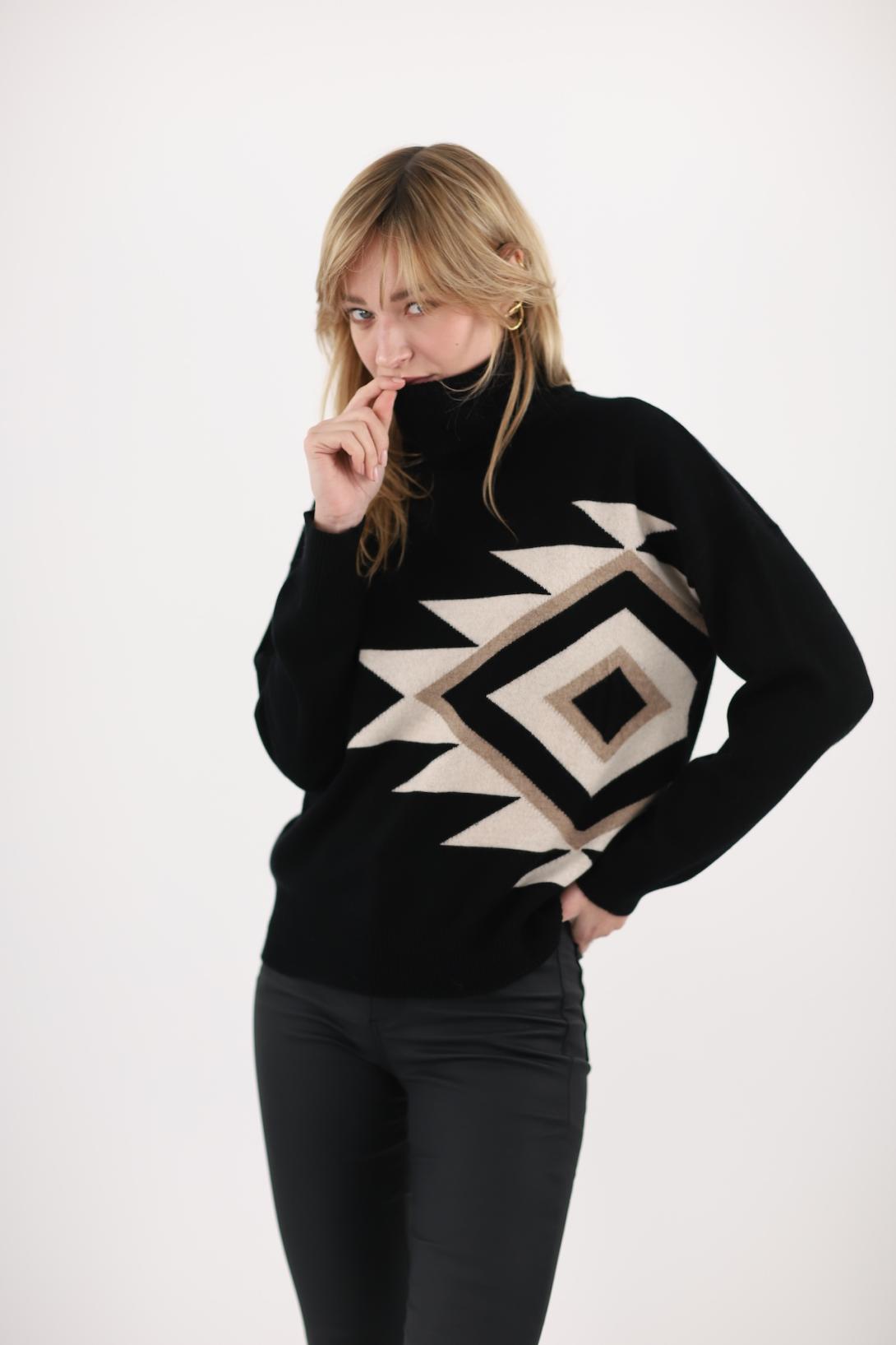Pull col roulé motif totem